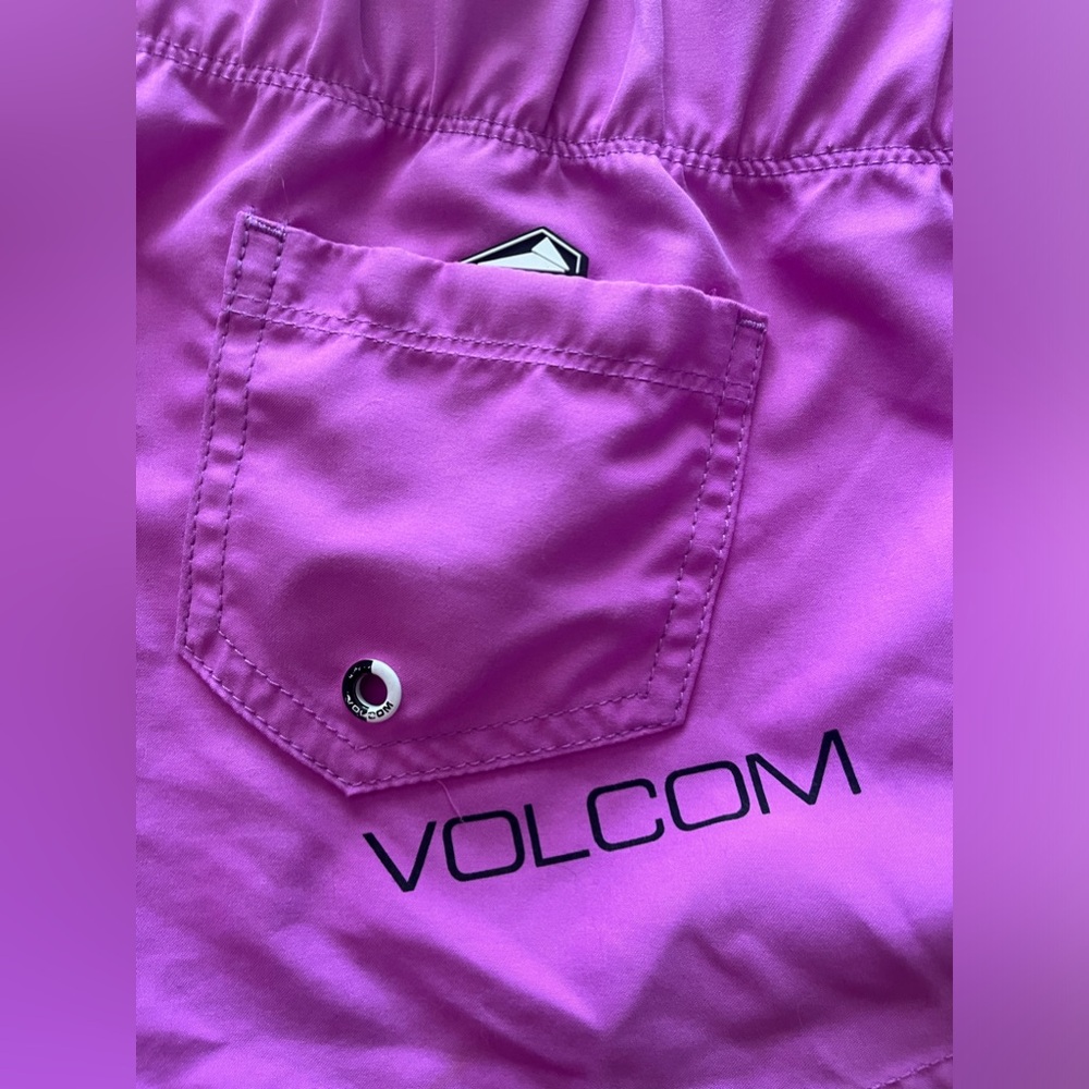 Volcom purple/pink shorts in size small - Picture 4 of 5